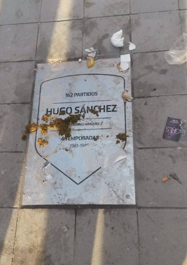 La placa de Hugo Sánchez es pisoteada y escupida