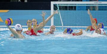 Las españolas cayeron en la final ante Estados Unidos por 8-5. Consiguieron la primera medalla olímpica para el waterpolo femenino español. 







