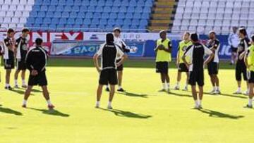 <b>DOBLE TRABAJO. </b>La plantilla del Deportivo saltó ayer al césped de Riazor para trabajar después de estar a solas con el psicólogo durante una hora.