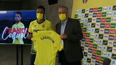 Francis Coquelin posa como nuevo jugador del Villarreal junto a Fernando Roig.