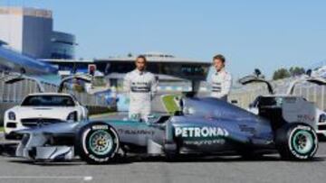 Lewis Hamilton y Nico Rosberg junto al Mercedes W04, en la recta del circuito de Jerez y escoltados por dos &#039;alas de gaviota&#039; de la marca de la estrella.