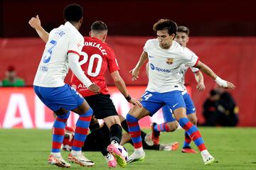 Giovanni González intenta avanzar con el balón entre los jugadores del Barcelona, Álex Balde y João Félix.