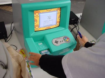 M&aacute;quina de distribuci&oacute;n de Celebi durante el Pok&eacute;mon Fun Fest Celebi en EEUU/Canad&aacute; en 2001