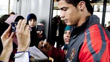 <b>LA ATRACCIÓN. </b>Cristiano Ronaldo firma autógrafos a su llegada al aeropuerto de Copenhague.