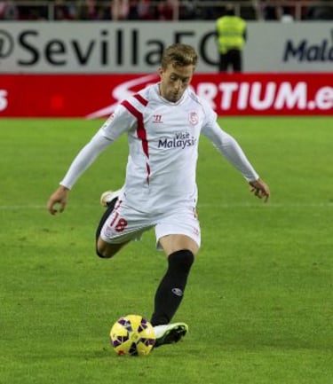 Canterano del Barcelona. Llegó al Sevilla en la temporada 2014-15  en calidad de cedido. 