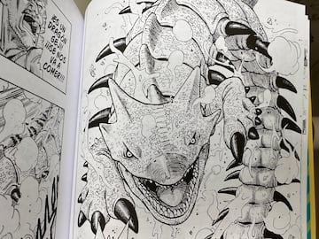 Toriyama ten¨ªa la capacidad de retratar monstruos que rebosan empaque. El grupo conocer¨¢ poco despu¨¦s de arrancar la aventura que el desierto es menos pl¨¢cido de lo que parec¨ªa. El detalle del dibujo es fant¨¢stico. Se pueden apreciar las escamas que rodean la coraza de este gusano del desierto.
