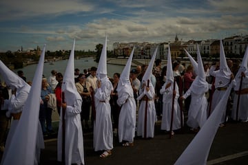 Penitentes de la Hermandad de San Gonzalo procesionan por las calles de Sevilla el Lunes Santo.