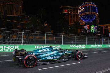 Fernando Alonso de Aston Martin en acción durante la sesión de clasificación para el Gran Premio de Fórmula 1 de Las Vegas.