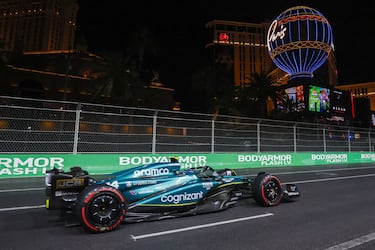Fernando Alonso de Aston Martin en acción durante la sesión de clasificación para el Gran Premio de Fórmula 1 de Las Vegas.