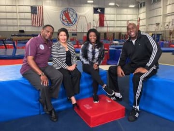 Simone Biles junto a Magic Johnson.