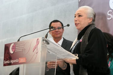 La bailaora descubrió un bulto en uno de sus pechos y decidió ir al médico, lo que fue decisivo para cogerlo a tiempo y salvar su vida. Era un síntoma de cáncer de mama en diciembre de 1996 y necesitó un duro y complicado tratamiento, pero jamás dejó de bailar. "Unas veces lo llevaba mejor que otras: con muchas náuseas, pero con mucha fuerza de voluntad".