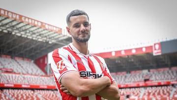 18-07-25. JUSTIN SMITH, CON SU NUEVA CAMISETA DEL SPORTING AL QUE LLEGA CEDIDO POR EL ESPANYOL.