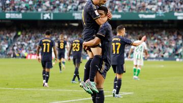 Los jugadores del Real Madrid, Brahim Díaz, autor del pase de gol, y Bellingham, celebran el gol del jugador inglés. 