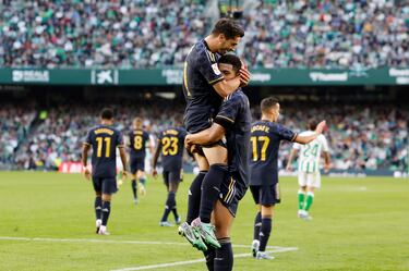 Los jugadores del Real Madrid, Brahim Díaz, autor del pase de gol, y Bellingham, celebran el gol del jugador inglés. 