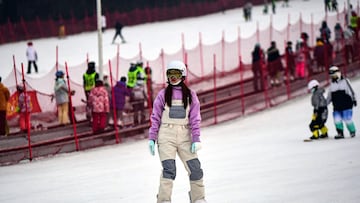 This photo taken on February 10, 2022 shows a snowboarder on a run at a ski slope in Shenyang in China's northeastern Liaoning province. (Photo by AFP) / China OUT