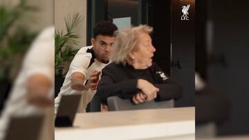 Un video compartido por el equipo inglés en sus redes muestra al colombiano con una gran actitud, incluso bromeando con el personal del club.