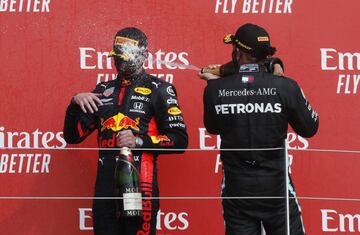  Max Verstappen y Lewis Hamilton en el podio de Silverstone. 