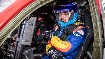 Fernando Alonso en su test con el Toyota del Dakar.