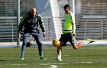James prepara el partido bajo la mirada de Zidane