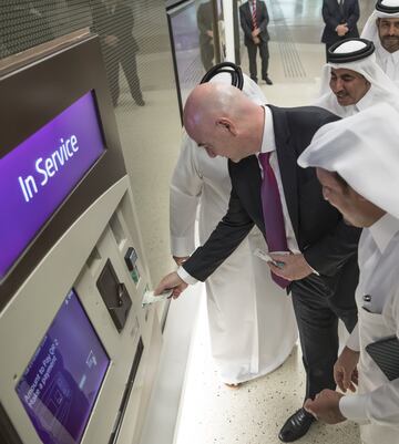 El presidente de la FIFA se convirtió en una de las primeras personas en viajar en el nuevo Metro de Doha.