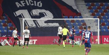 1-0. Roger Mart¨ª marc¨® el primer gol.
