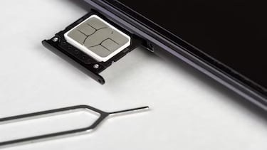 El pequeño orificio en la parte inferior del teléfono que todos tenemos y deberíamos de cuidar más: esta es su auténtica función