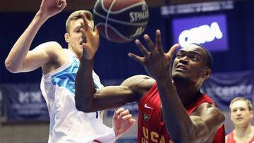 GRAF8938. SANTIAGO DE COMPOSTELA, 10/02/2018.-El pivot sueco del Obradoiro Nick Spires (i) defiende al pívot belga del Ucam Murcia, Kevin Tumba durante el encuentro de la liga Endesa de baloncesto que se ha celebrado esta tarde en el Multiusos de S