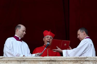 El cardenal protodiácono Dominique Mamberti anuncia que el cónclave en el Vaticano ha elegido un nuevo papa.