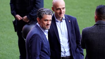 13/12/2025 SPORTING PARTIDO 2ª DIVISION
GIJON ESTADIO EL MOLINON SPORTING-GRANADA
IRARRAGORRI EN EL CESPED JUNTO AL PRESIDENTE GUERRA
FOTO PACO PAREDES