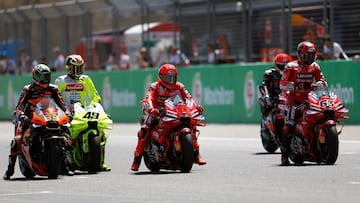 Binder, Di Giannantonio, Márquez y Bagnaia ensayando salidas en la recta de Buriram.
