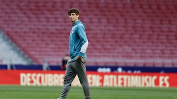 MADRID, 24/04/2025.- El defensa del Atlético de Madrid Robin Le Normand recorre el terreno de juego este jueves, previo al partido de la jornada 33 de LaLiga EA Sports que Atlético de Madrid y Rayo Vallecano disputan este jueves, en el Riyadh Air Metropolitano de Madrid. EFE/ Sergio Pérez