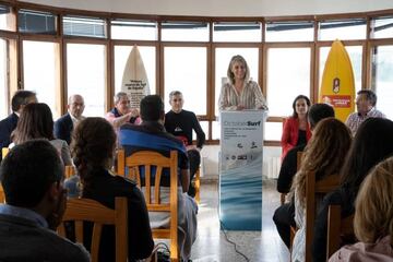 Leticia Mena, presidenta de Líderes Cantabria, durante la presentación de este festival de surf en la Federación de Vela.