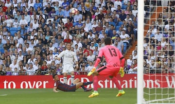 Cristiano Ronaldo centra para que Gareth Bale marque el 1-1.