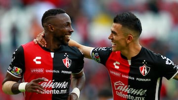 AME1649. GUADALAJARA (MÉXICO), 15/04/2023.- Julián Quiñones (i) y Luis Reyes (d) de Atlas celebran una anotación ante Pachuca hoy, durante un partido de la jornada 15 del torneo clausura 2023 de la liga de fútbol mexicano disputado en el Estadio Jalisco, en Guadalajara (México). EFE/ Francisco Guasco
