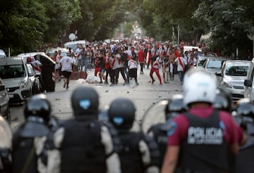 Los seguidores de River Plate se enfrentan a la policía en las inmediaciones del estadio antes de un partido ante Boca Juniors.