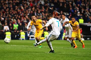 Cristiano Ronaldo scores his side first goal from a penalty. (3-1)