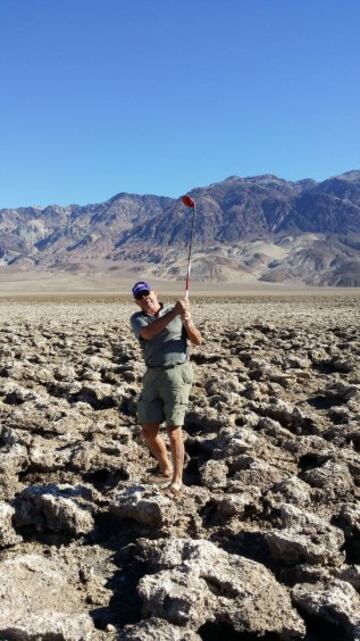 Este peculiar campo de golf de 18 hoyos está situado en el Parque Nacional del Valle de la Muerte (California). Es una llanura irregular sin sombra en la que se puede alcanzar los 55 grados de temperatura.