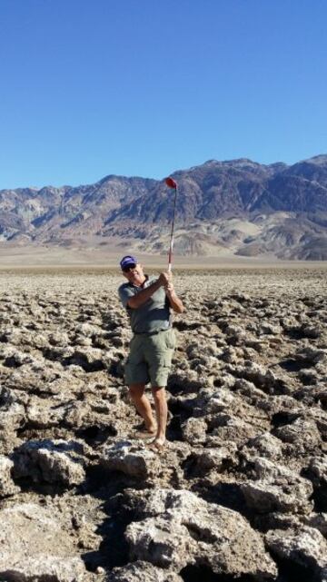 Este peculiar campo de golf de 18 hoyos está situado en el Parque Nacional del Valle de la Muerte (California). Es una llanura irregular sin sombra en la que se puede alcanzar los 55 grados de temperatura. 
