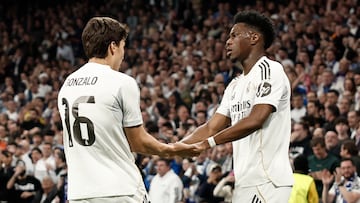 MADRID, 25/02/2026.- El centrocampista del Real Madrid Aurélien Tchouaméni celebra con Gonzalo García (i) tras marcar ante el Benfica, durante el partido de vuelta de la fase de acceso a los octavos de la Liga de Campeones que Real Madrid y Benfica disputan este miércoles en el estadio Santiago Bernabéu. EFE/Sergio Pérez