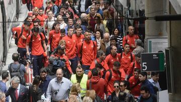 Un centenar de aficionados increpó a la plantilla del Sevilla ayer, a la llegada a la estación de Santa Justa.