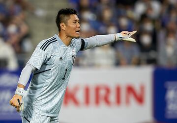 Mientras que la temporada pasada llegó a disputar 24 partidos como titular con el cuadro francés en Ligue 1, la participación de Eiji Kawashima durante la 2021/2022 con el Racing Club Strasbourg ha sido mínima: 2 partidos, uno de Ligue 1 y otro Copa de Francia, en los que consiguió la victoria en ambos. El guardameta japonés, que acumula 4 temporadas en Estrasburgo, aún tiene un año más de contrato.