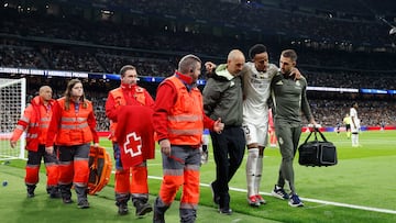 Militao, en el momento de retirarse del terreno de juego por lesión.