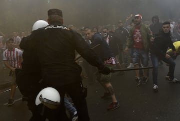 Los seguidores del Sporting de Gijón protagonizaron graves incidentes, con la policía, a la llegada del autobús del Sporting, en las inmediaciones del Molinón.