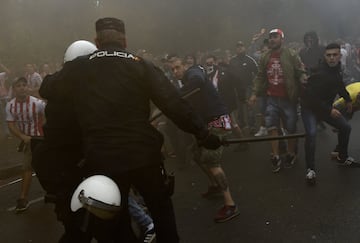 Los seguidores del Sporting de Gijón protagonizaron graves incidentes, con la policía, a la llegada del autobús del Sporting, en las inmediaciones del Molinón. 
