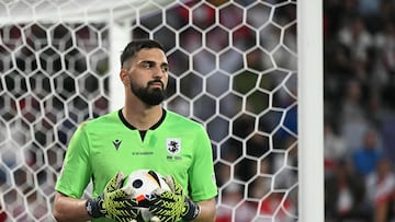 El arquero georgiano destacó que su intención es pelear por la portería del Liverpool aunque el brasileño continúe el próximo año.