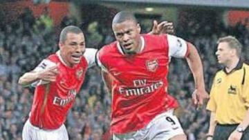 <b>DESPEDIDA. </b>Gilberto no podrá celebrar goles el año que viene con su compatriota Baptista.