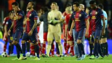 CABIZBAJOS. Thiago, Alves, Alexis y Song abandonan el Camp Nou tras la derrota del pasado miércoles frente al Bayern.