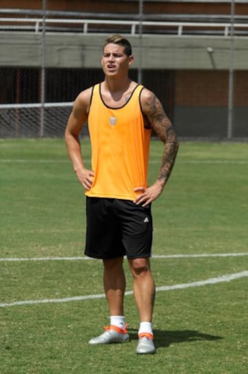 James Rodríguez estuvo este martes en las instalaciones del Envigado, club en el que se formó como futbolista. El colombiano se debe unir el 26 de julio al Real Madrid.