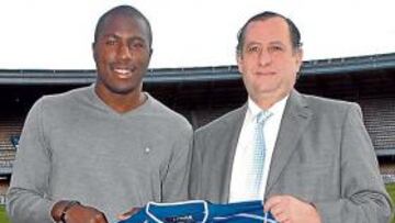 <b>PRESENTACIÓN. </b>Altidore, con Joaquín Bilbao, presidente del Xerez.