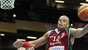 <b>BALUARTE. </b>Elvis Évora completó un doble-doble ayer ante Turquía.